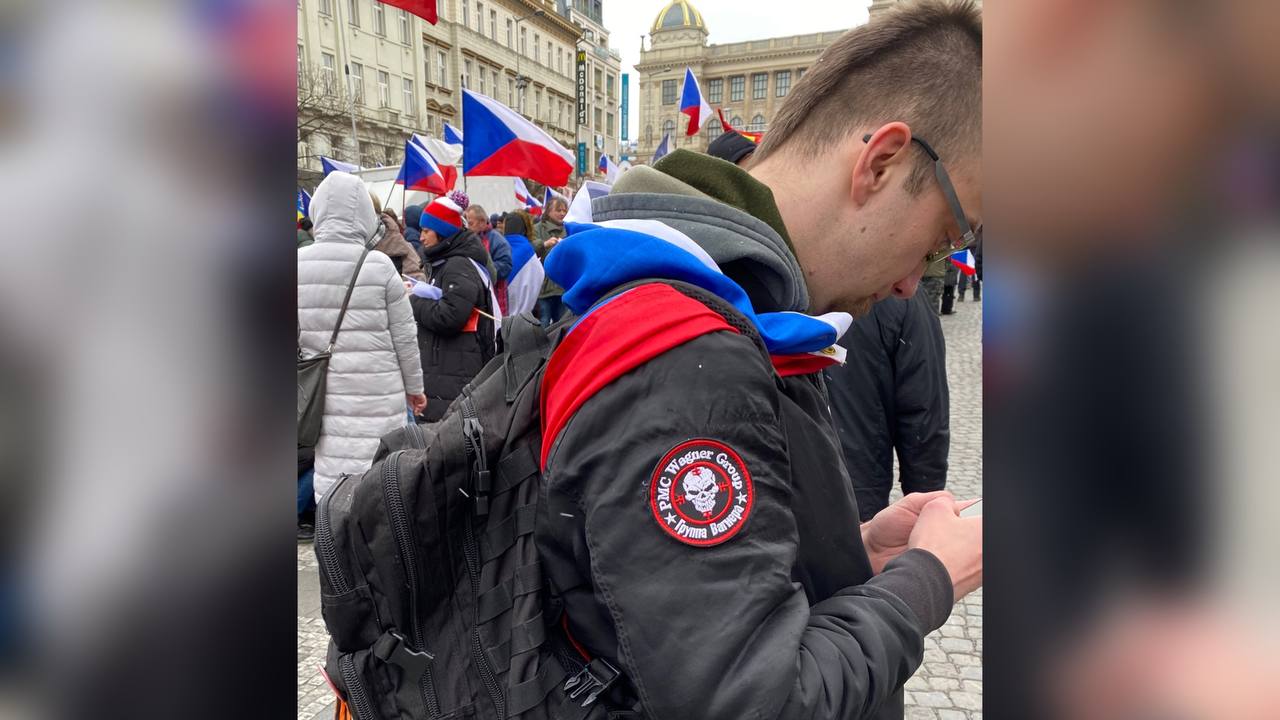 Задержанный в Праге мужчина, посетивший митинг с символикой ВС РФ. Фото © Twitter / Adam Hribal