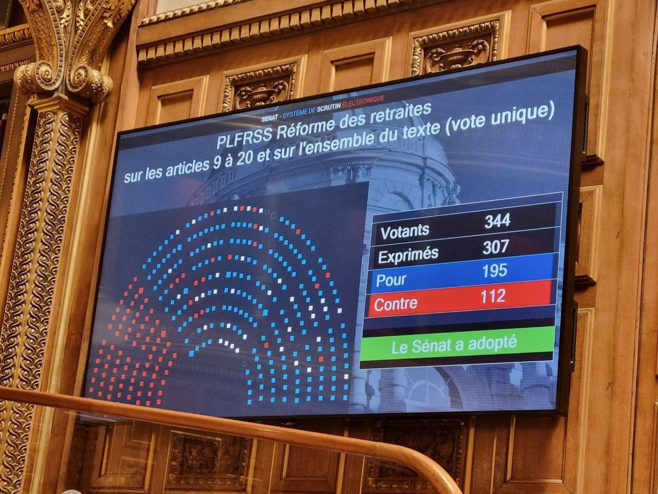 Голосование в Сенате Франции за пенсионную реформу. Фото © Twitter / Élisabeth BORNE