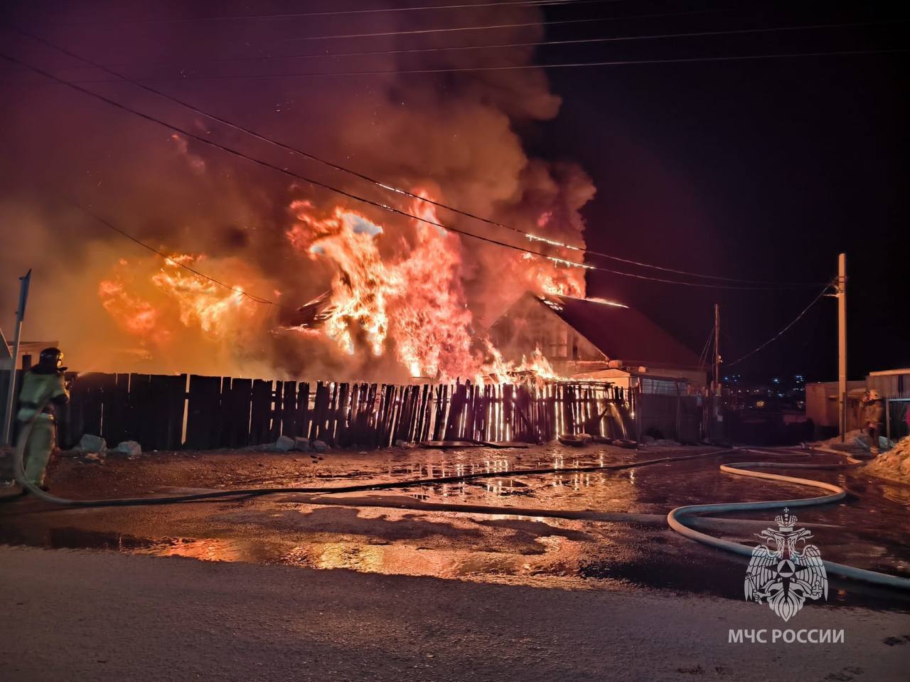 Соседи не стали ждать МЧС и спасли четырёх детей из объятого адским пламенем дома в Иркутске