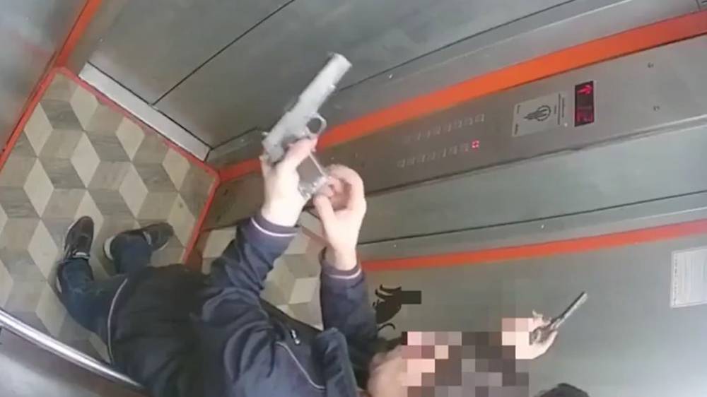 В Новороссийске полиция ищет мужчину, позировавшего с оружием перед зеркалом в лифте