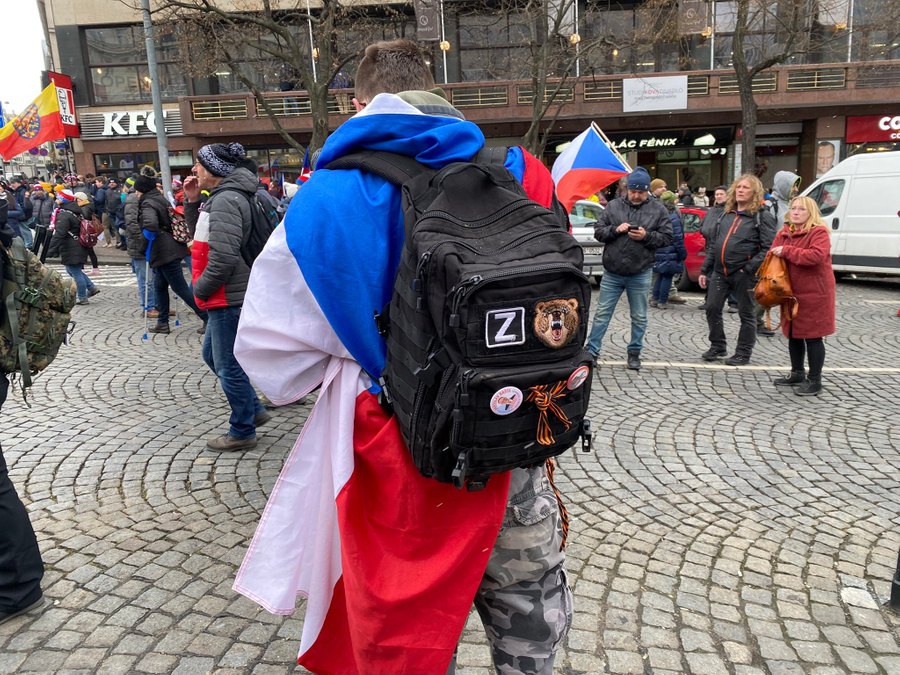 Задержанный в Праге мужчина, посетивший митинг с символикой ВС РФ. Обложка © Twitter / Adam Hribal