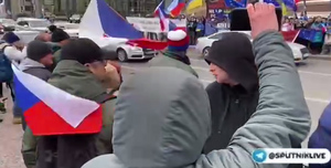Чехи встретили криками "Фашисты" людей с украинскими флагами на протестах в Праге
