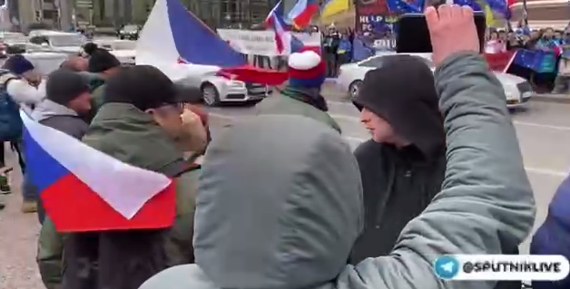 Чехи встретили криками Фашисты людей с украинскими флагами на протестах в Праге
