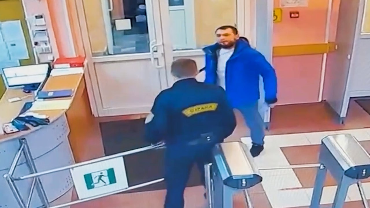 В Москве мужчина пытался зайти в школу с травматом и металлической трубой