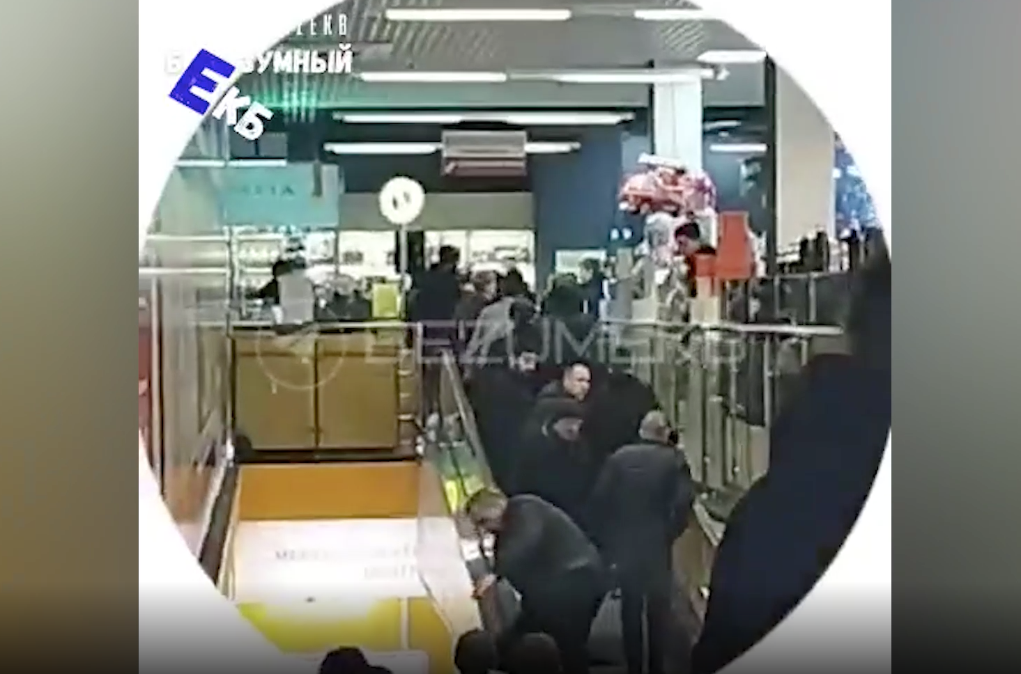 "Скорую, быстро!": Появилось жуткое видео с подростком, которому зажало голову на эскалаторе в ТЦ