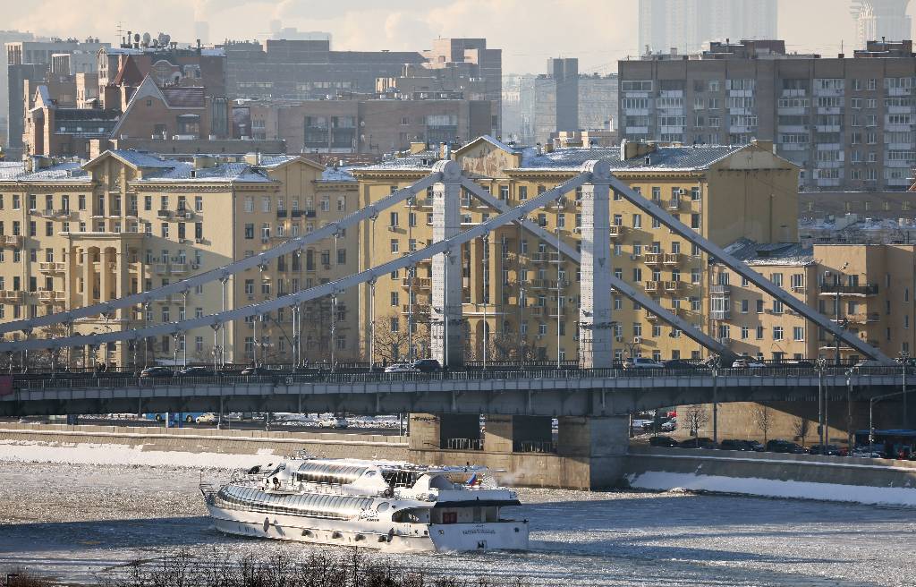В Москве парень на спор прыгнул с Крымского моста ради девушки