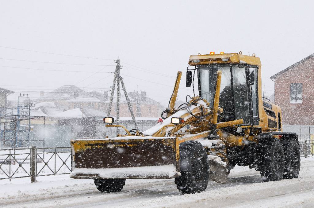 В Якутске снегоуборщик насмерть задавил женщину во время расчистки двора
