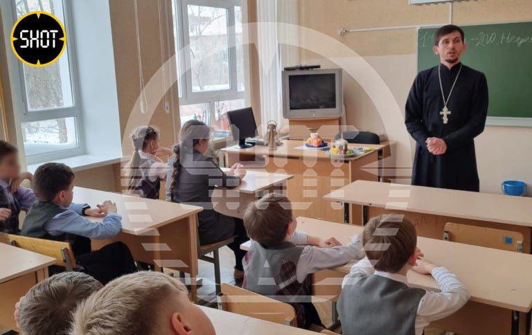 Николай Бабура во время выступления в омской школе. Фото © SHOT