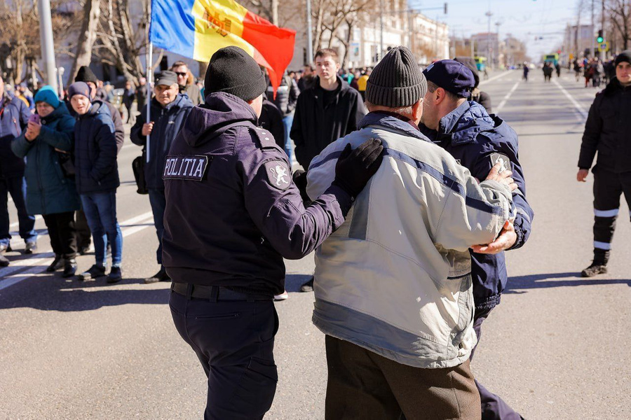 <p>Задержание полицией участника митинга в Кишинёве. Обложка © <a href="https://t.me/kishinev24/2442" target="_blank" rel="noopener noreferrer">Telegram</a> / "Кишинёв 24"</p>