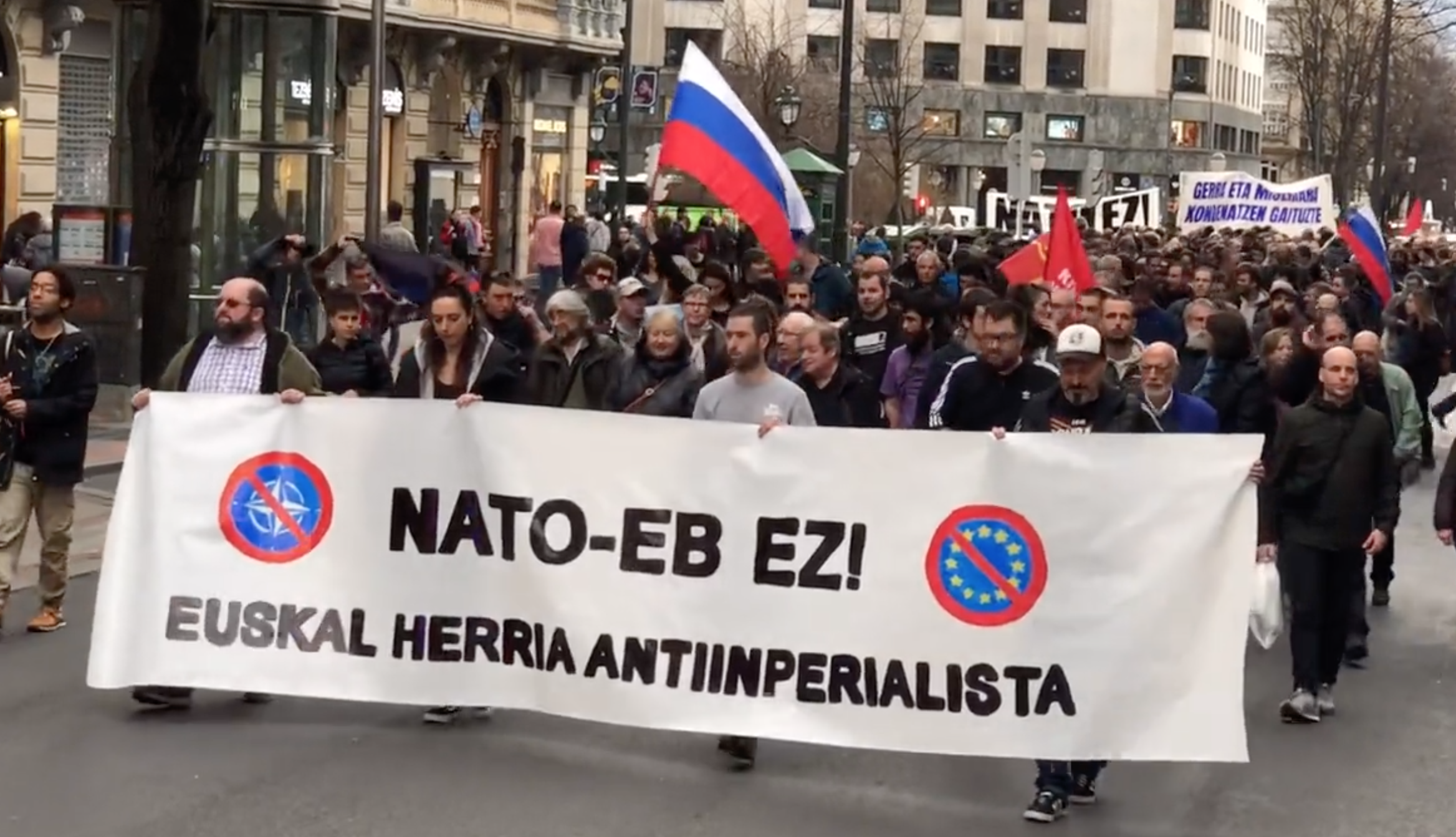В испанском Бильбао более двух тысяч человек приняли участие в марше в поддержку России