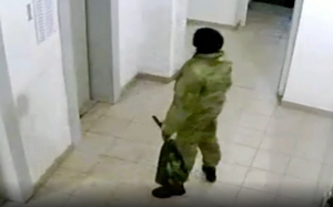 Женщина в балаклаве и с траурными цветами испугала жильцов многоэтажки в Челябинске