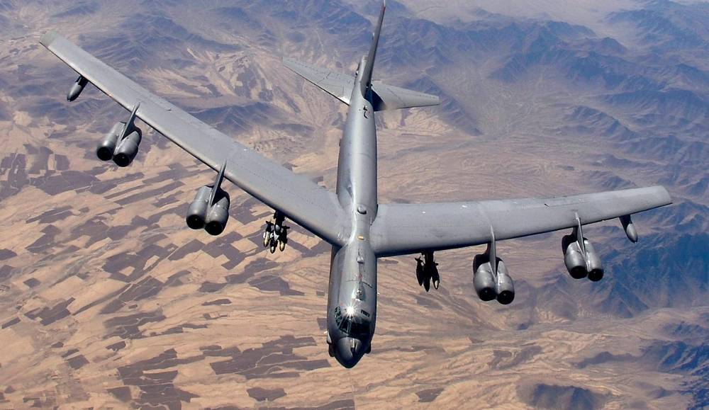 Американский стратегический бомбардировщик B-52H совершил манёвр над Балтийским морем