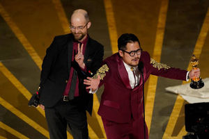 Режиссёры Дэн Кван и Дэниел Шайнерт получили "Оскар" за фильм "Всё везде и сразу"