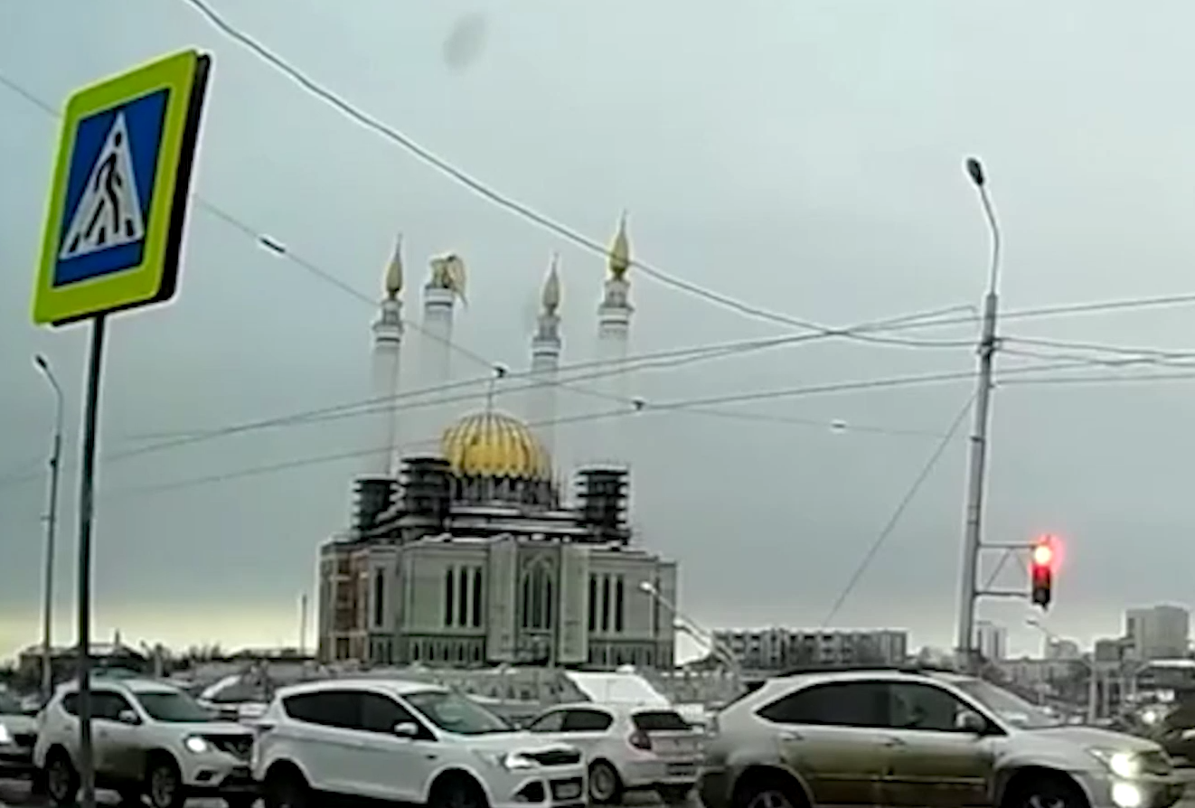 Момент падения купола минарета мечети 