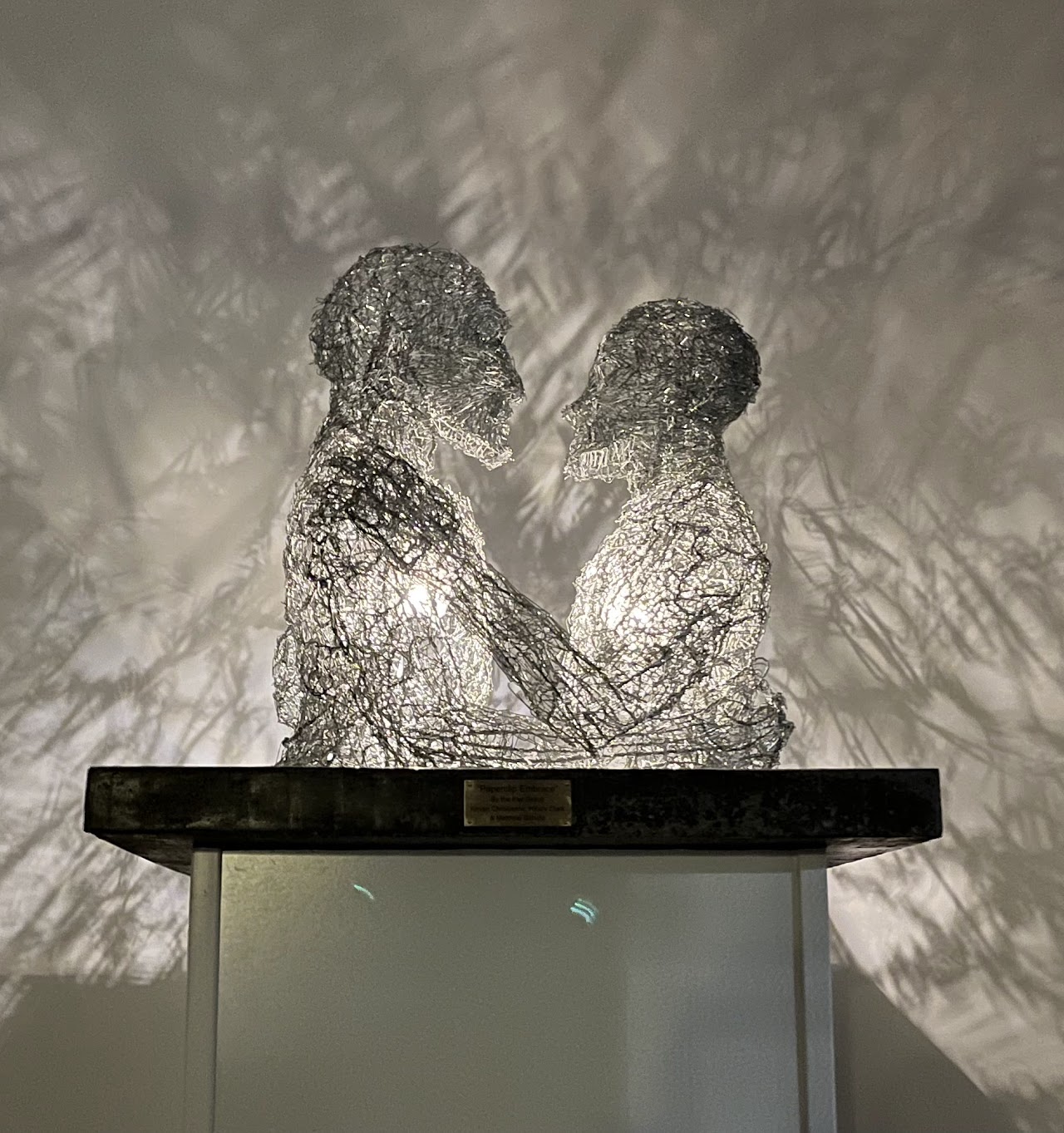 Скульптура "Объятия скрепок", представленная на выставке в Сан-Франциско. Фото © misalignmentmuseum.com 