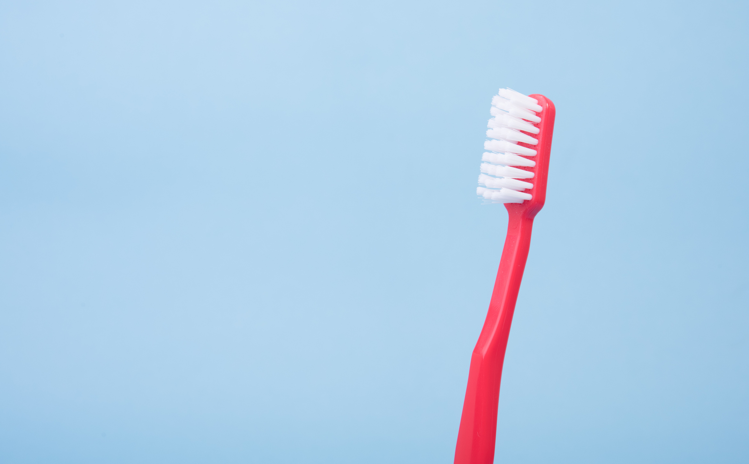 Зубную щётку важно менять каждые два-три месяца, если не хотите превратить её в рассадник бактерий. Фото © Unsplash / Alex Padurariu