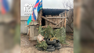 В ЛНР двое мальчиков возвели блокпост возле дома и проверяют документы родителей и соседей Фото © Telegram / Mash на Донбассе