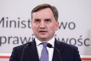 Польский министр явился на встречу с журналистами, спрятав пистолет за поясом 