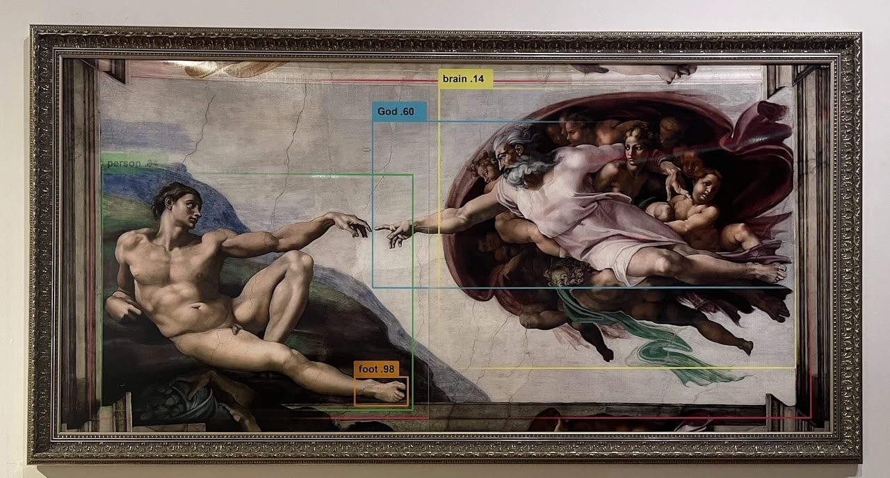 Экспонат выставки в "Музее рассогласованности", созданный на основе фрески Микеланджело "Сотворение Адама". Фото © misalignmentmuseum.com 