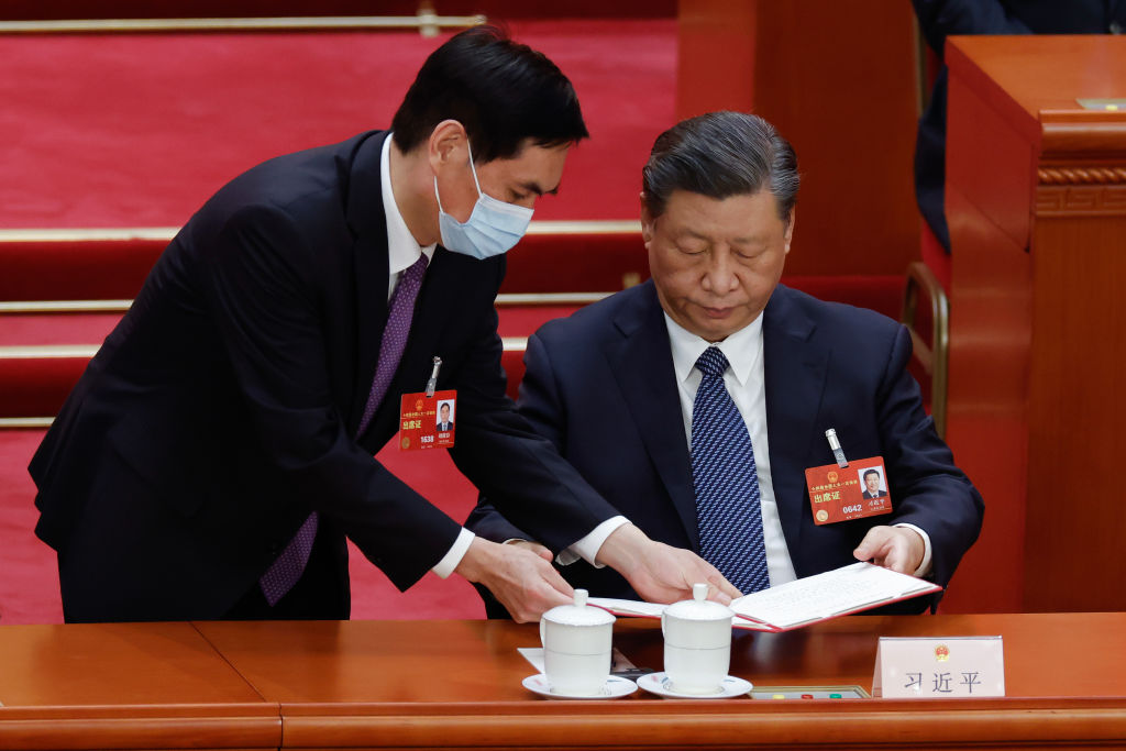 Си Цзиньпин подписывает указ. Фото © Getty Images / Lintao Zhang