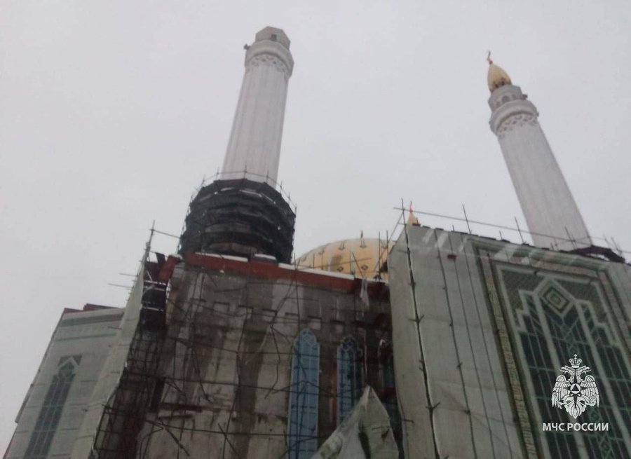 В Уфе упал купол мечети. Фото © Telegram / МЧС Башкортостан
