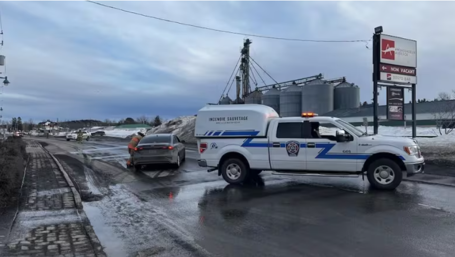 Аварийные службы заблокировали дорогу на месте ДТП в Канаде. Фото © CBC