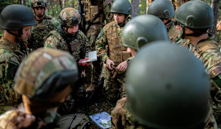 Глава Минобороны Венгрии предупредил о риске эскалации конфликта на Украине