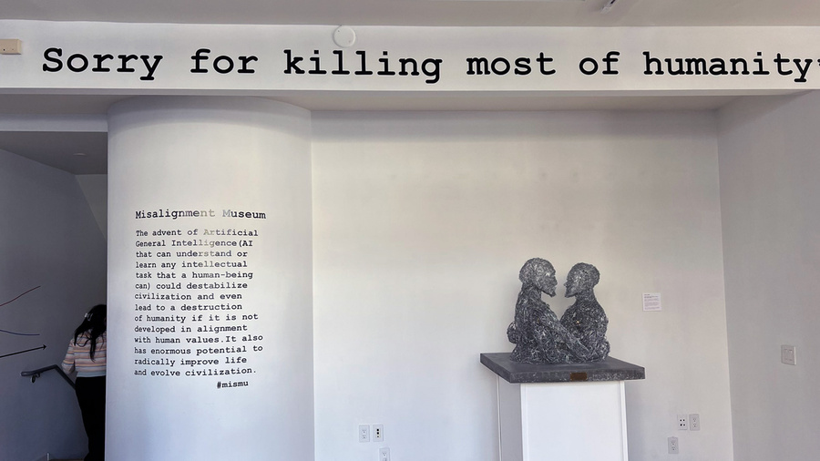 Скульптура "Объятия скрепок", представленная на выставке в Сан-Франциско. Обложка © Twitter / Matthew Lungren MD MPH