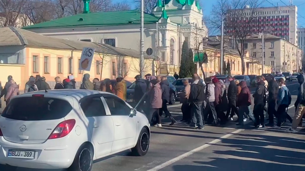 Оппозиция заблокировала дороги в Молдавии и требовала оплатить их счета за свет