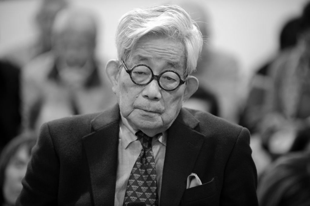 Япония скорбит из-за смерти нобелевского лауреата по литературе Кэндзабуро Оэ