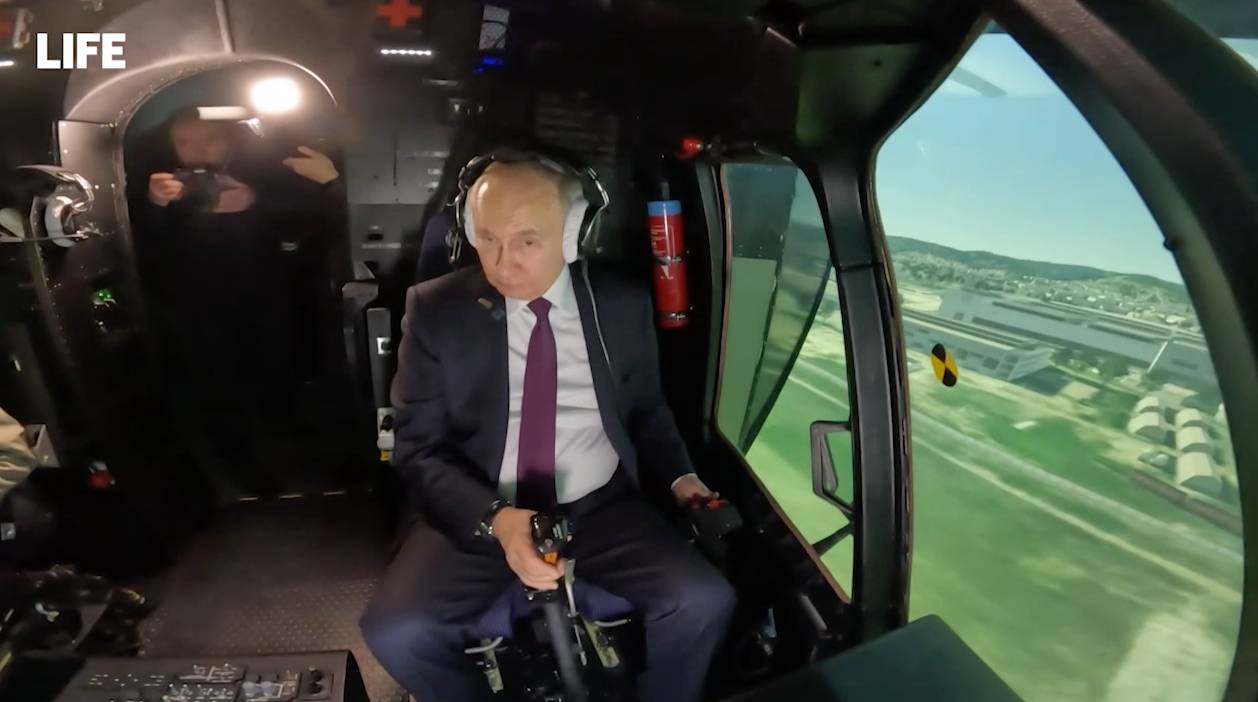 Путин на тренажёре попробовал себя в роли пилота вертолёта