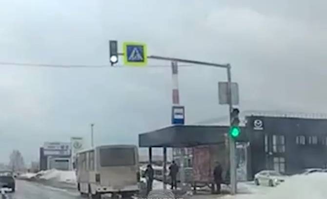 На Урале камера сняла, как автобус протащил пенсионера по дороге