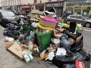 Скопившийся мусор на одной из улиц Парижа. Фото © Twitter / LOUT556