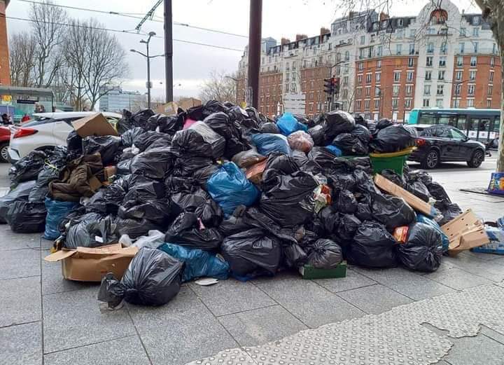 Скопившийся мусор на одной из улиц Парижа. Фото © Twitter / LOUT556