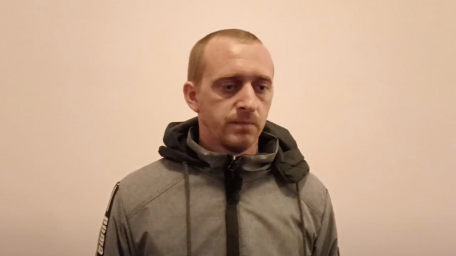 Поджёгший флаг РФ и загоревшийся сам мужчина. Обложка © Кадр из видео "МВД-медиа".