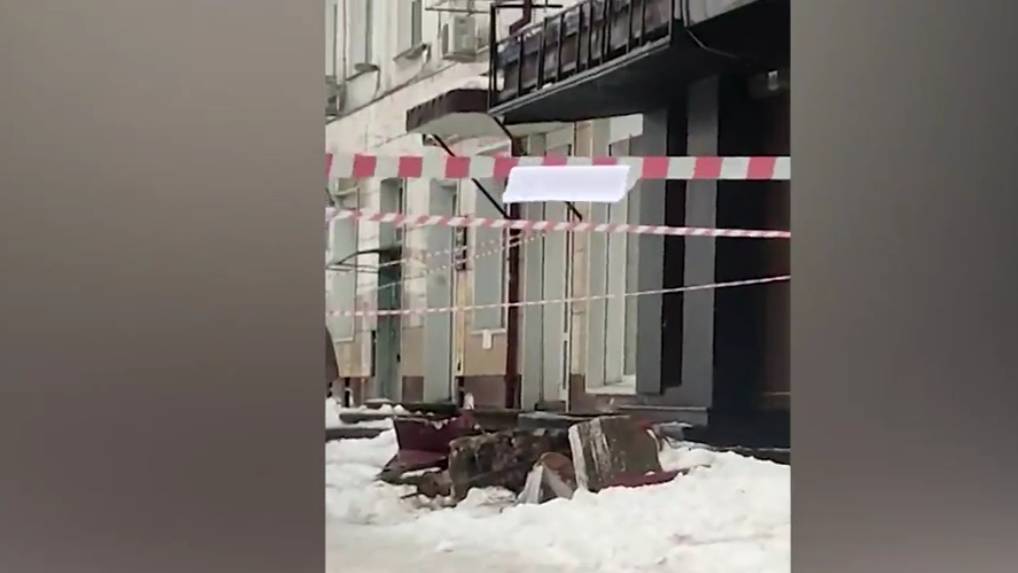 А если бы человек проходил: Во Владивостоке на улицу рухнул кусок дома