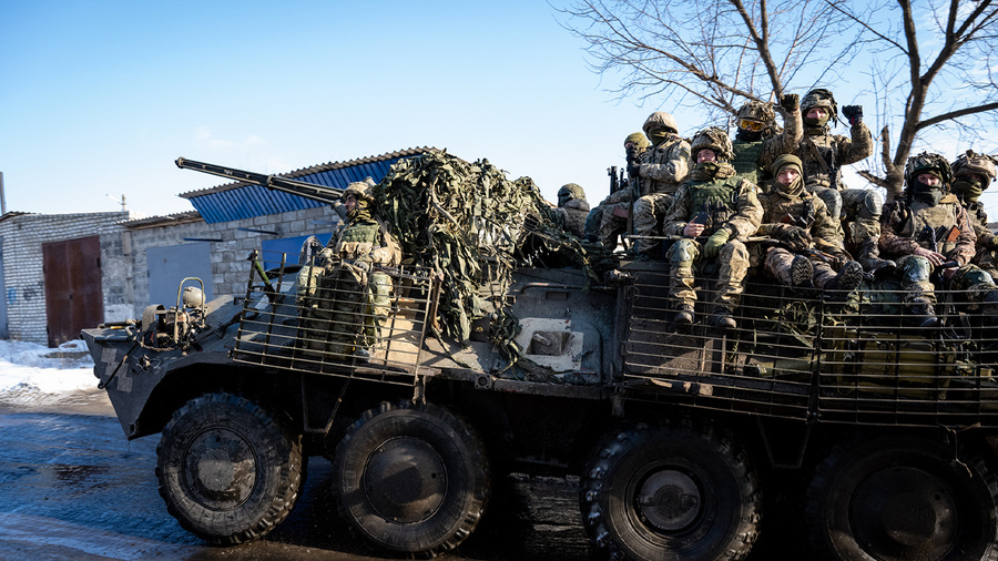 Украинские военные едут на бронетранспортёре. Обложка © Getty Images / Scott Peterson