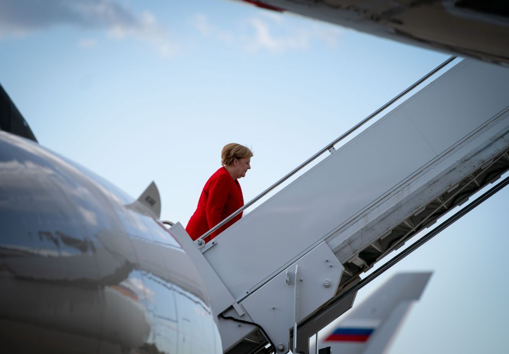 Bild: Экс-канцлер ФРГ Меркель полетела отдыхать в эконом-классе