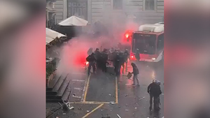 В Неаполе драка фанатов "Наполи" и "Айнтрахта" закончилась стычками с полицией