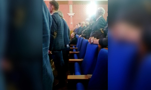 Калужскому депутату, не вставшему во время исполнения гимна, вручили повестку в военкомат