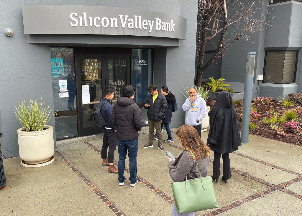 Люди выстраиваются в очередь перед закрытой штаб-квартирой Silicon Valley Bank (SVB) 10 марта 2023 года в Санта-Кларе, Калифорния. Фото © Getty Images / Justin Sullivan
