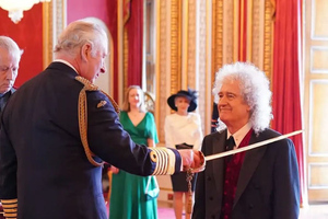 Карл III присвоил титул рыцаря гитаристу группы Queen Мэю