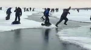 На Сахалине огромная льдина начала крошиться под ногами рыбаков