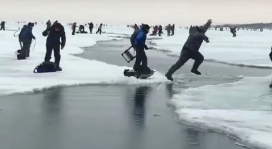 <p>Рыбаки бегут с оторвавшейся от берега льдины. Фото © YouTube / Astv</p>