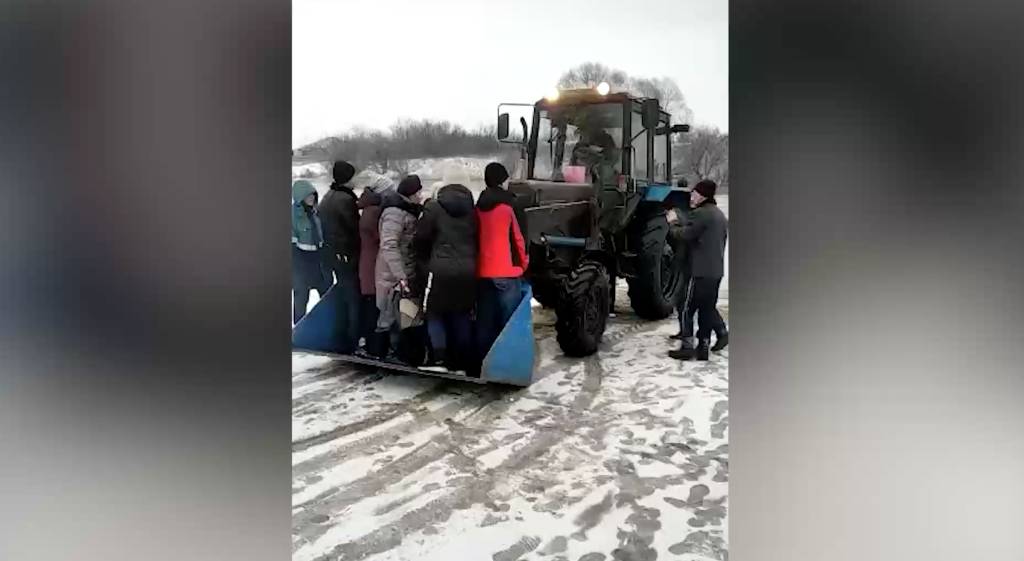 Жители села под Пензой организовали переправу через реку с помощью трактора с ковшом