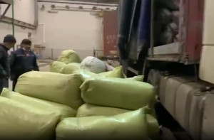 Вторую за месяц фуру с насваем развернули российские таможенники на границе с Казахстаном