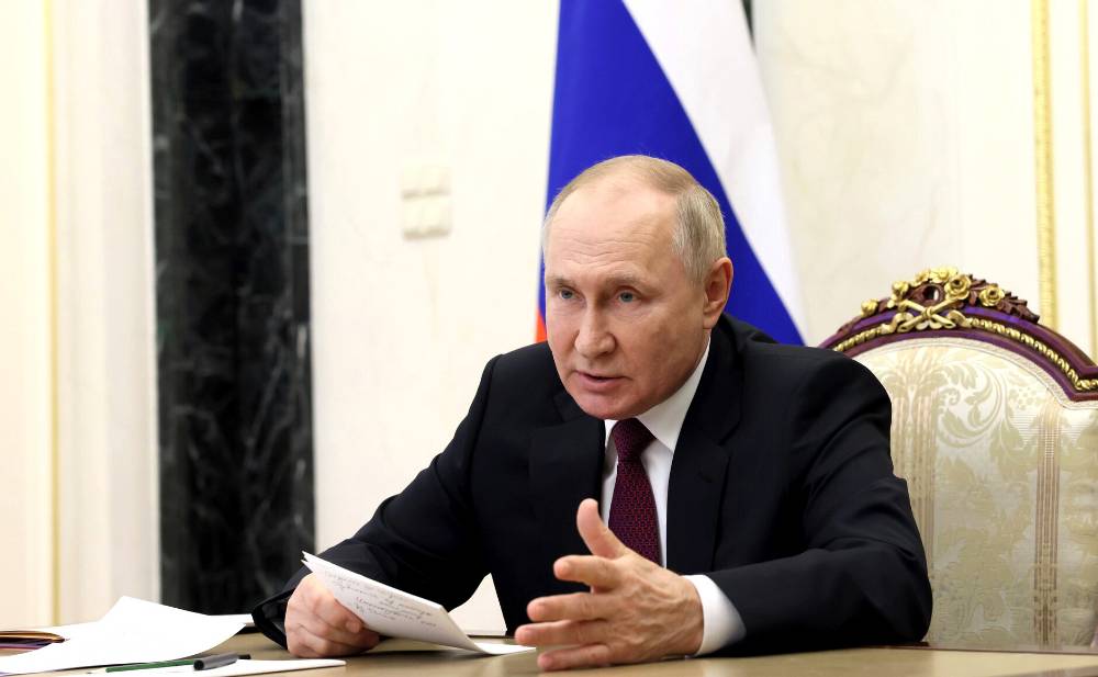 Путин поручил обеспечить повышение МРОТ ещё на 10% с января 2024 года