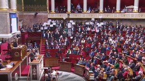 "Марсельеза" в унисон и плакаты: Французские депутаты учинили революцию в парламенте