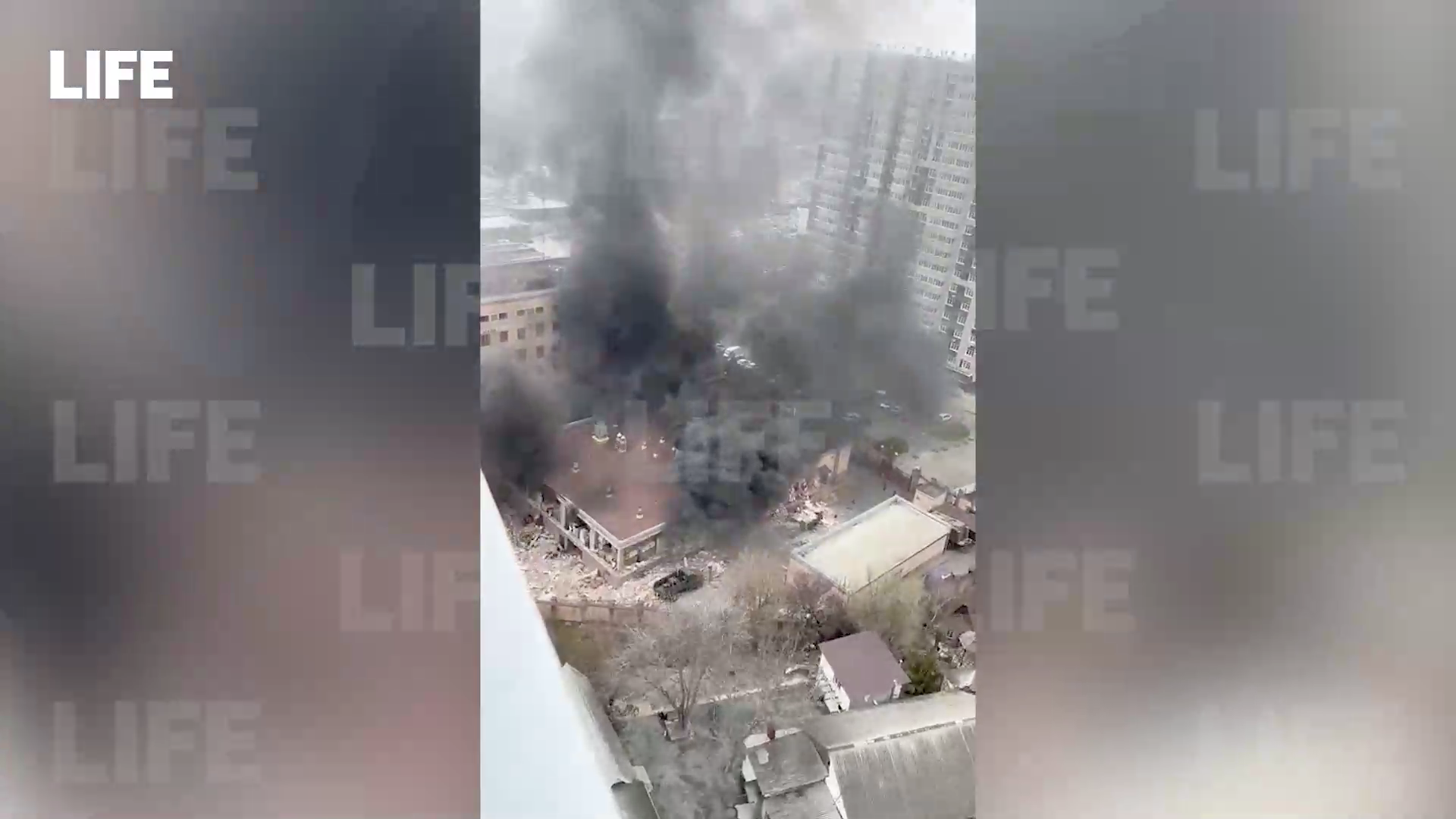 Три обгоревших тела нашли в здании ФСБ в Ростове-на-Дону после взрыва и пожара
