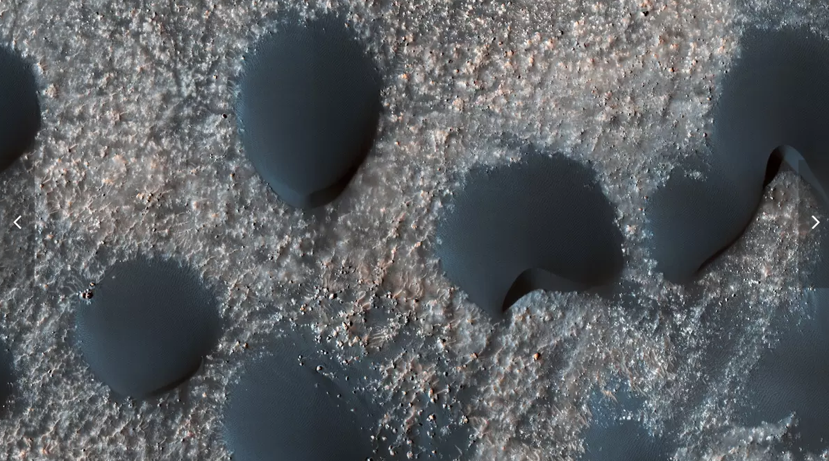 Участок дна марсианского кратера Ренодо. Фото © NASA / JPL / University of Arizona